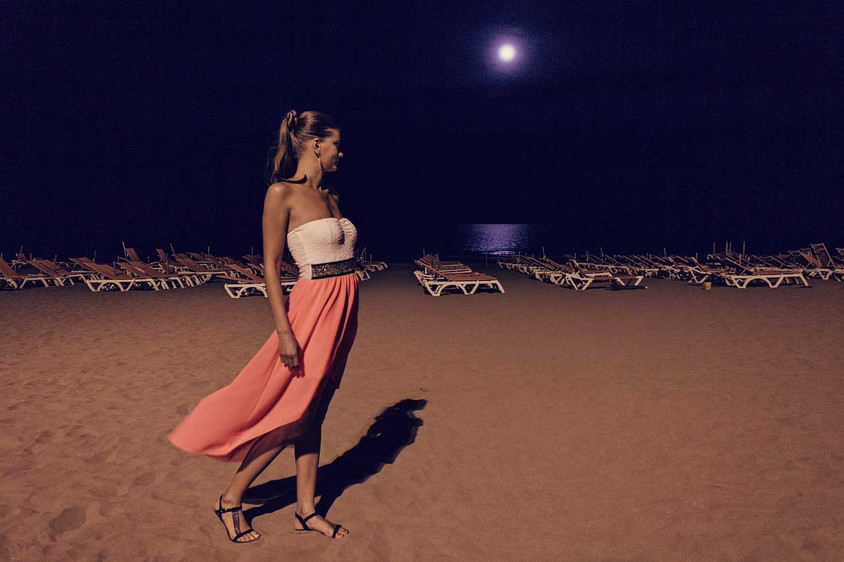 Frau am Strand auf den Kanaren