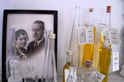 Bild einer alten Olivenöl-Familie in Andalusien mit Flaschen.