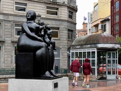 Die Mutterschaft, Statue von Botero