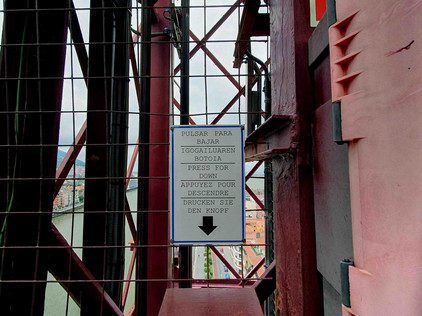 Aufzug in Bilbao mit Hinweisschild Pulsa oder auch Drucken Sie