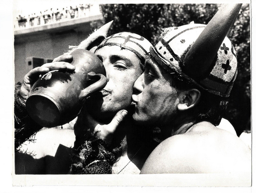 Knutschende Wikinger in Nordwestspanien, Foto Tobias Büscher Spanier als Wikinger