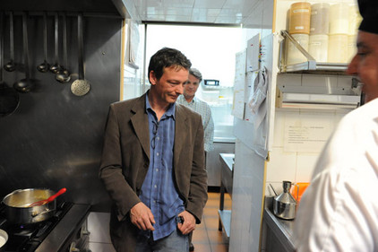 Redaktionsleiter Tobias Büscher auf kulinairscher Recherche in Spanien, hier in Asturien