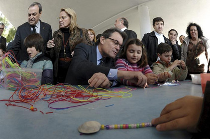 Artur Más, Kataloniens Regierungschef, mit Schulkindern