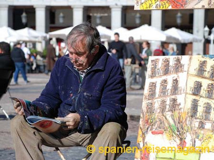 Porträtmaler in Madrid blättert in einer Zeitschrift