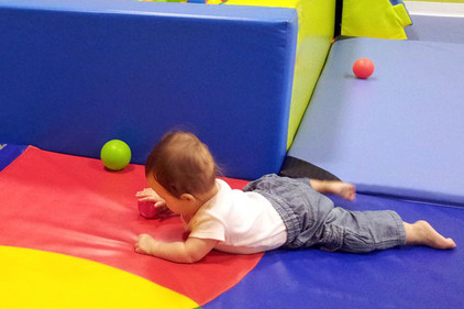 Spielendes Kind im Airport