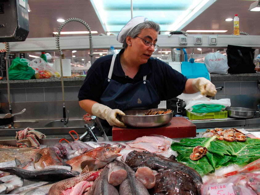 Fischhändlerin in Spanien Fischstand in Galicien