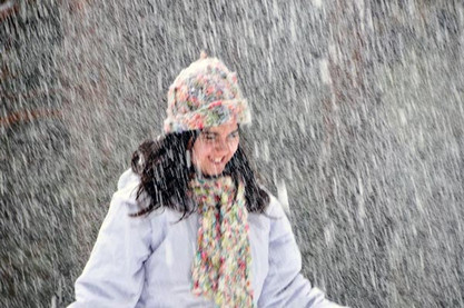 Spanierin Miriam im Schnee bei Burgos