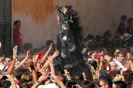 Rappe auf Menorca bäumt sich in der Menschenmenge auf