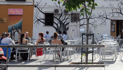 Madrid-Studenten auf einer Terrasse