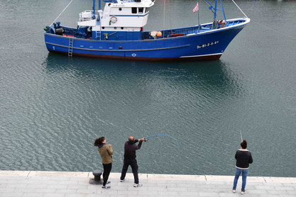 Angler am Hafen von Bermeo Angler in Nordspanien