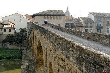 &Uuml;ber die Calle Mayor wandern die Pilger &uuml;ber die Br&uuml;cke in Richtung Santiago.