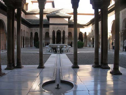 Innenhof in der maurischen Alhambra in Granada mit dem Brunnen und seinen Löwenstatuen