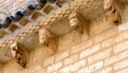 Figuren der Kirche von Fromista in Spanien