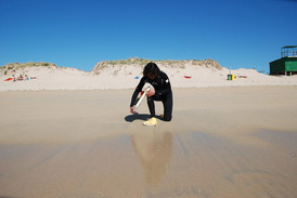 Sportler am Wasser in Galicien