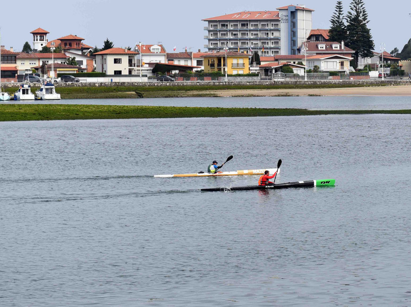 Spanischer Kanufahrer in Ribadesella