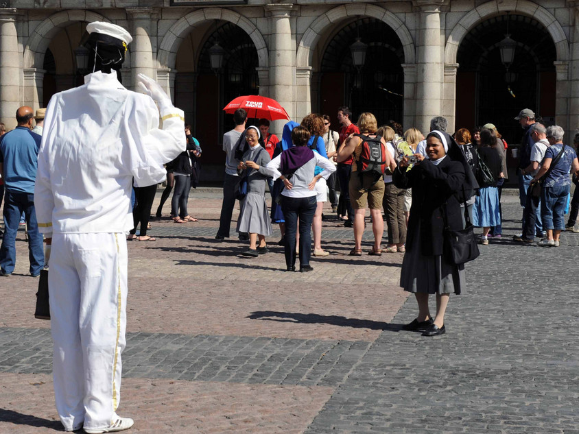Nonne beim Fotografieren in Spanien