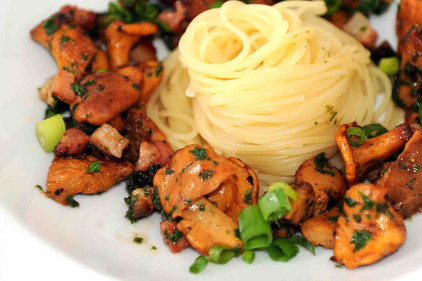 Pfifferlinge auf einem Teller mit Nudeln