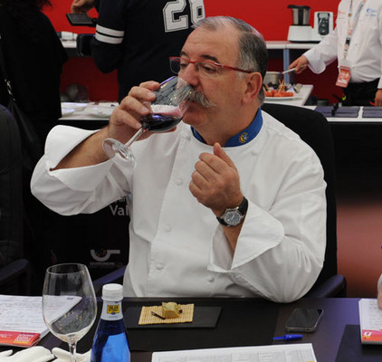 Spaniens Koch Pedro Subijana trinkt ein Glas Wein