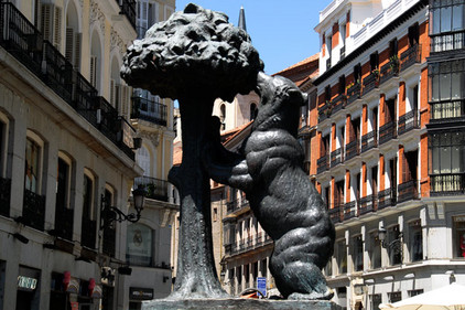 Bär am Erdbeerbaum, Statue in Madrid