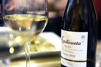 Weinflasche mit Glas: Vino Blanco aus Spanien