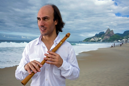 Carlos Núñez posiert am Strand in Galicien Carlos Núñez mit Dudelsack am Strand in Galicien