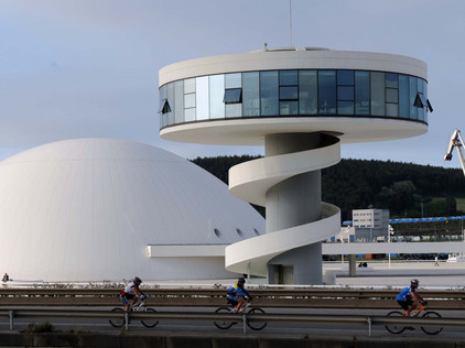 Sportler vor Kulturzentrum in Nordspanien