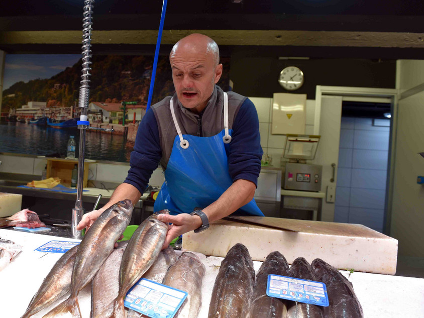 Fischhändler im Mercado de Abastos, Vitoria Fischmarkt im Baskenland