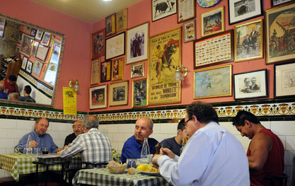 Arbeiter essen in einer Madrider Taverne