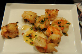 Gambas in Knoblauch bei der Zubereitung