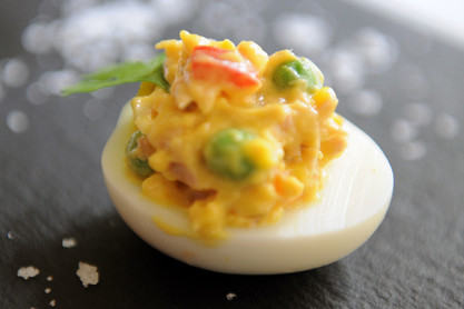 Ensaladilla Rusa auf einem halben Ei als Tapa