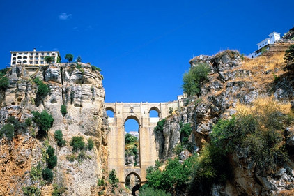 Eine Brücke über eine Schlucht in Ronda