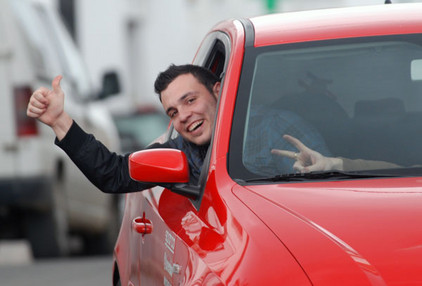 Autofahrer in Spanien mit erhobenem Daumen