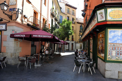 Altstadtgasse mit Bars südlich der Plaza Mayor in Madrid