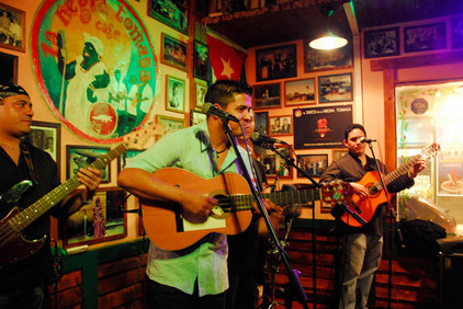 Liveband spielt Salsa im Zentrum von Madrid in der Bar La Negra Tomasa