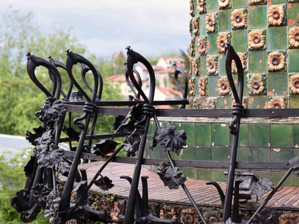 El Capricho: Detail des Balkons von Gaudí Villa Capricho