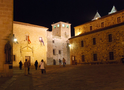 Nachtaufnahme der Altstadt von Cáceres