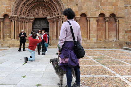 Stadt Soria in Spanien. Besucher einer Kirche