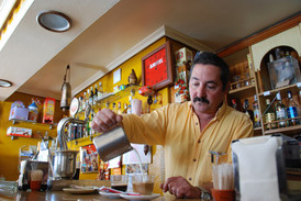 Barmann in Spanien serviert Café con Leche