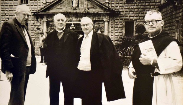 Graham Greene vor dem Kloster Oseira