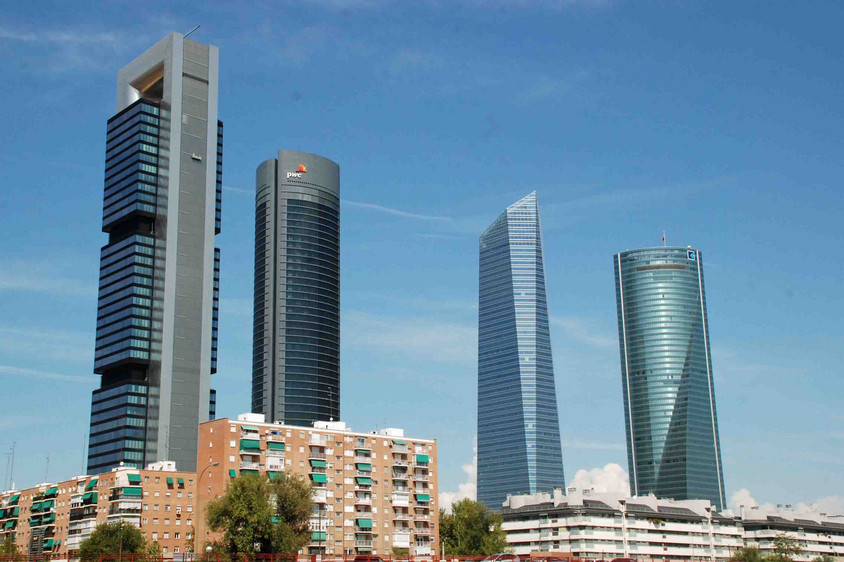 Vier hohe Hochhäuser in Madrid