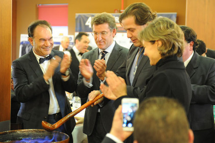 Jos&eacute; Crespo, Alberto N&uacute;&ntilde;ez Feij&oacute;o sowie Spaniens Agrarministerin und der Chef von Estrella Galicia, Foto Tobias B&uuml;scher