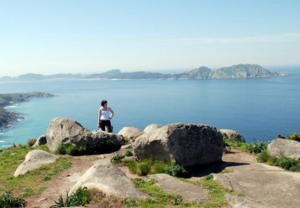 Frau vor den Cíes-Inseln in Galicien