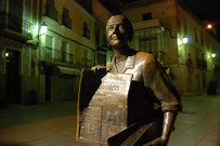 Gusseiserne Statue Zeitungsverkäuferin