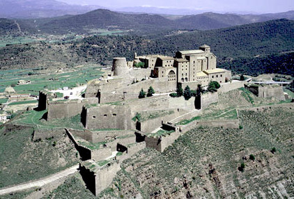 Parador von Cardona auf einem Hügel in Spanien