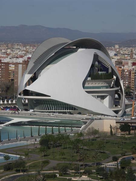 Valencia feiert Verdi, Wagner und das Autonomiestatut Geschwungene Kurven: Kunstpalast Palau de les Arts Reina Sofía in Valencia