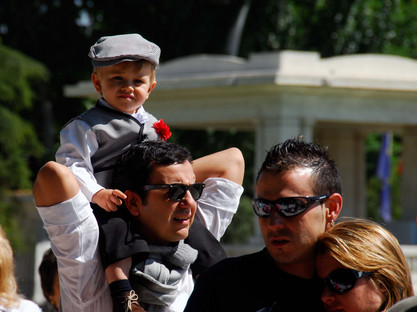 Vater mit Kind beim San Isidro-Fest in Madrid San Isidro
