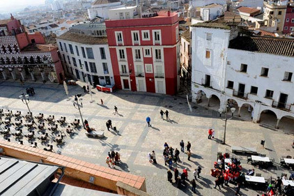 Menschen auf der Plaza Alta in Badajoz