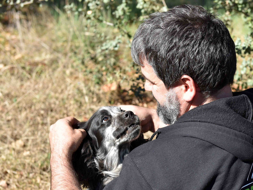 Mann mit Hund in Spanien
