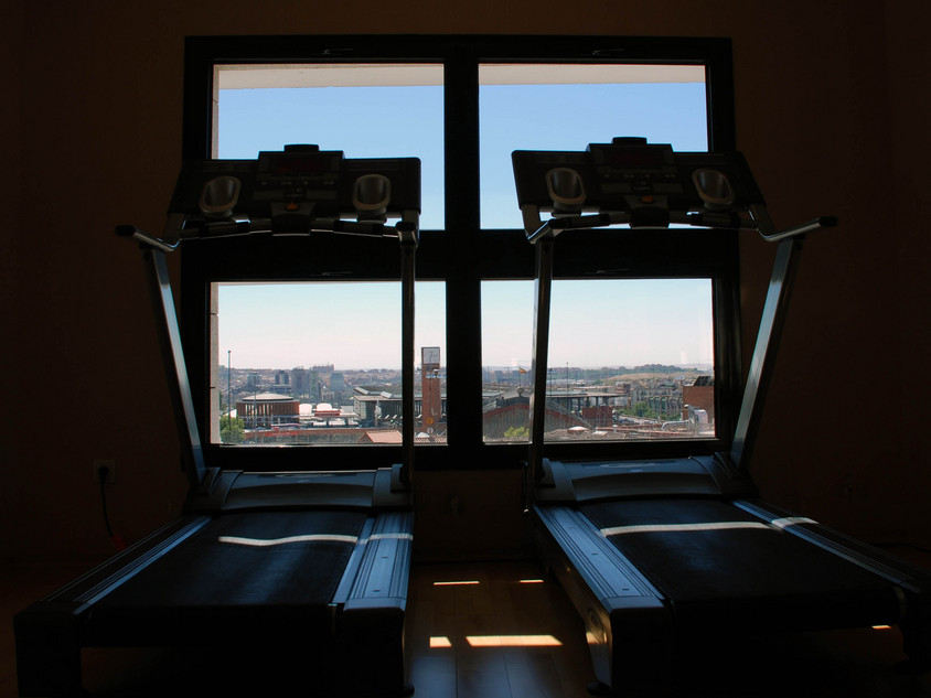 Fitnesszenter mit Blick auf Madrids Innenstadt