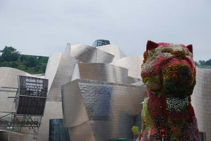 Guggenheim-Museum mit Blumenhund